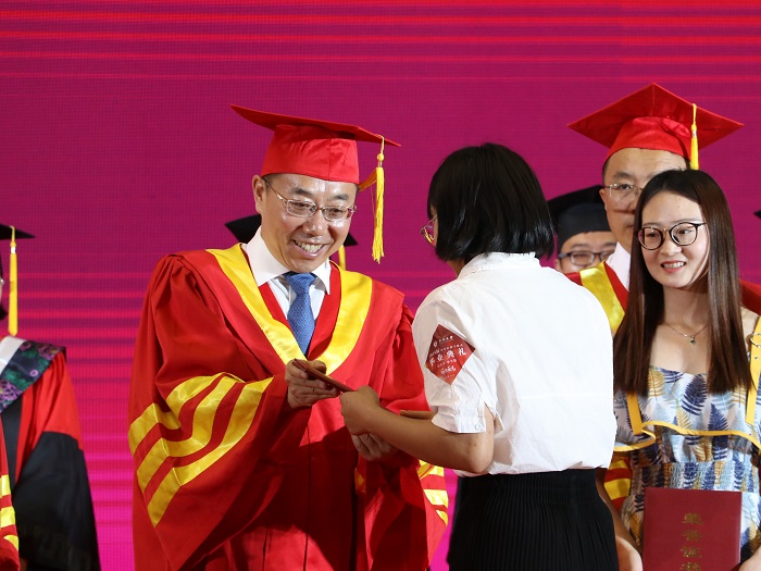 山西大同大学2018届学生毕业典礼暨学位授予仪式隆重举行