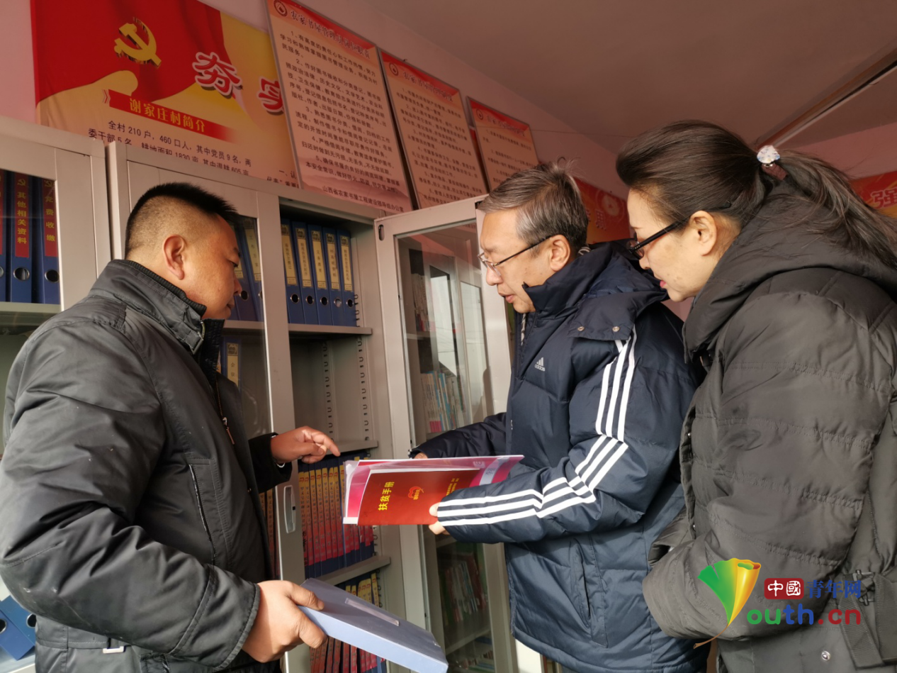 马存根（右二）听取高鹏（左一）关于帮扶工作的报告。中国青年网通讯员 贾立生摄