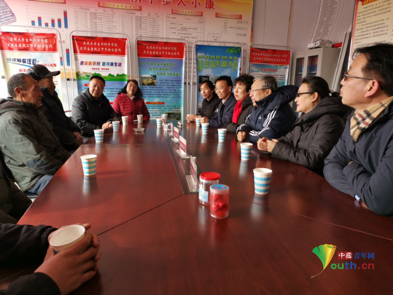 马存根（右三）一行同部分老党员、退伍军人进行了座谈。中国青年网通讯员 贾立生摄