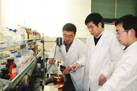 山西大同大学“石墨烯林业应用国家林业和草原局重点实验室”主任赵建国教授（中）与团队成员正在进行石墨烯水溶性改性的相关实验。