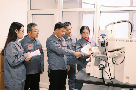 太原科技大学马立峰教授（左三）金属板材柔性轧制技术与成套装备研发团队，正在对剪切板材断口进行微观结构及性能表征。