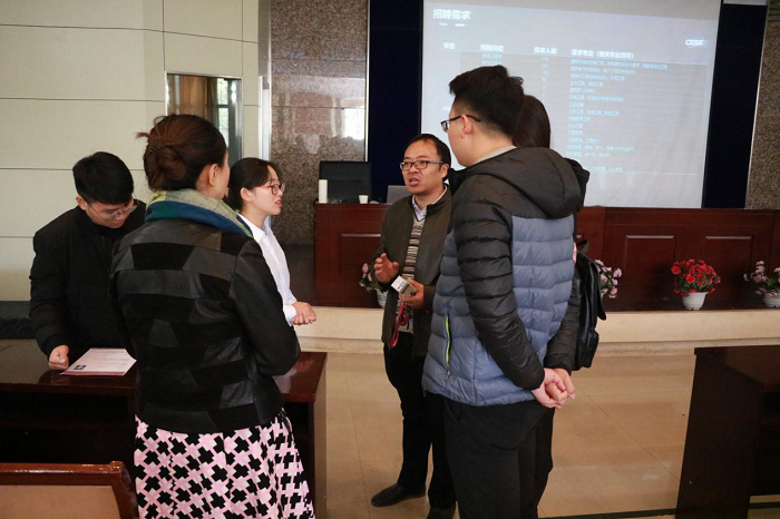 中电二公司在新平旺校区举办招聘会