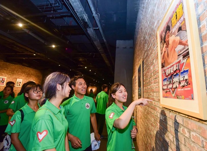 我校志愿者参加成龙百部电影海报展开幕式