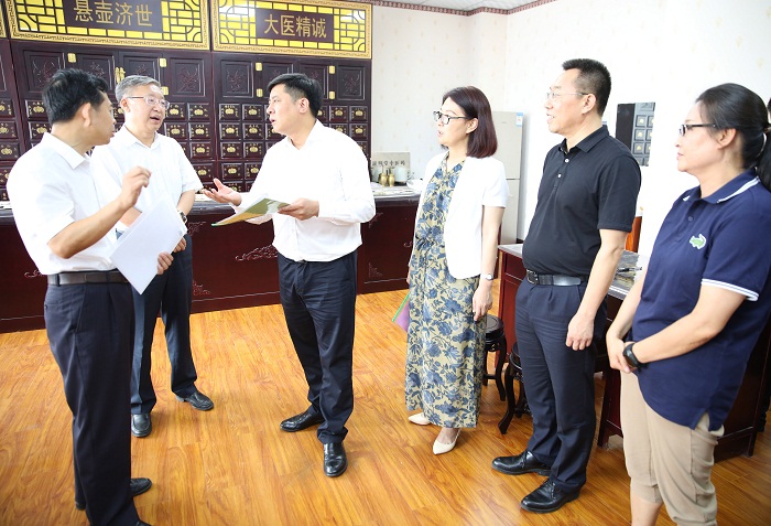 李凤岐一行莅临我校就推进医教协同、提升高等医学教育质量进行调研