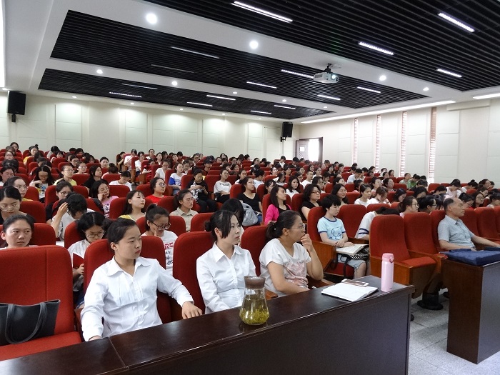 中央民族大学王远新教授作“语言研究中的问题意识”的学术讲座