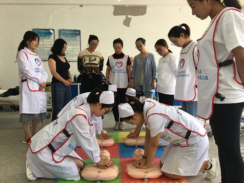 同大助力脱贫攻坚奔小康系列报道（三十二）：医学院为天镇县保姆大学教师进行急救技术普及