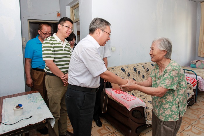 党委书记马存根走访慰问老党员和困难群众