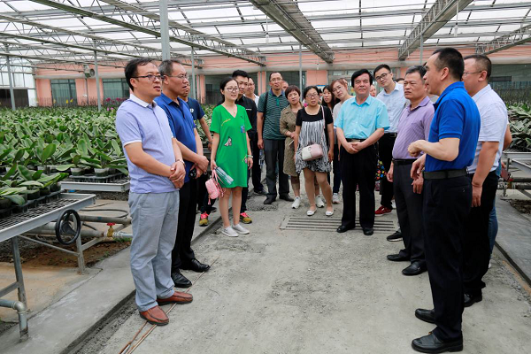 建筑与测绘工程学院党委赴杨家窑村开展建党97周年“不忘初心、牢记使命”主题党日活动