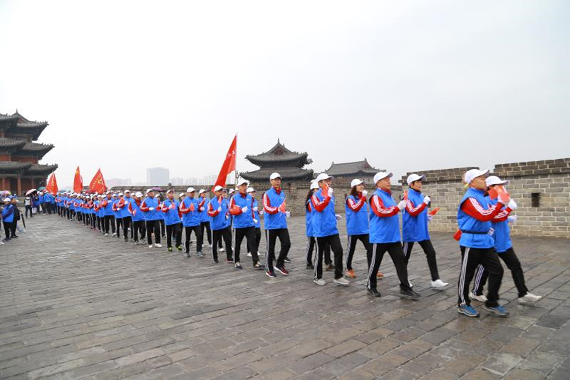 我校青年学子城墙健走宣传文旅迎“五四”