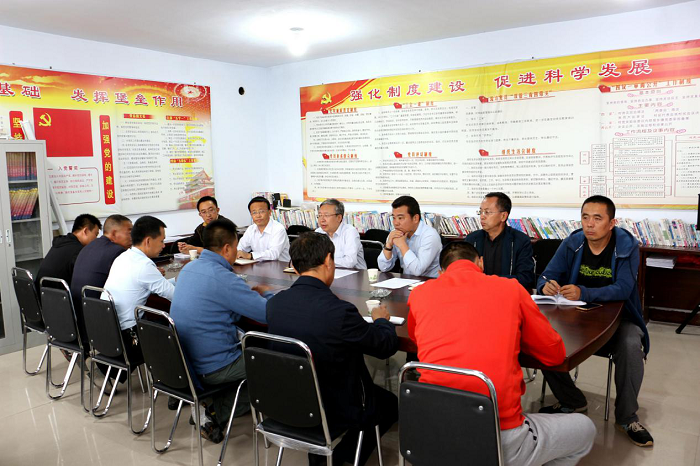 同大助力脱贫攻坚奔小康系列报道（三十七）：马存根、翟大彤以普通党员身份参加校驻村帮扶临时党支部专题学习会议