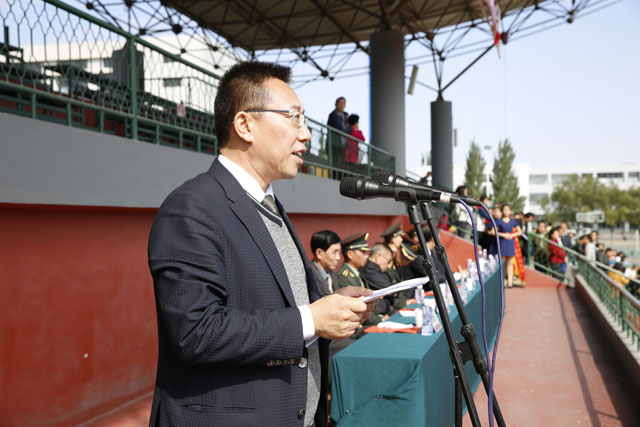 我校举行2014级学生军训阅兵式暨总结大会