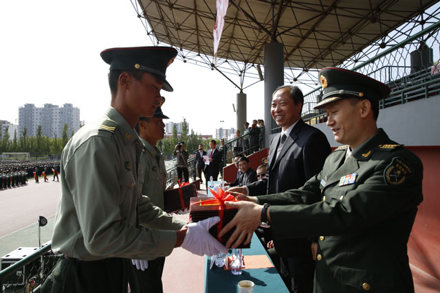 我校举行2014级学生军训阅兵式暨总结大会