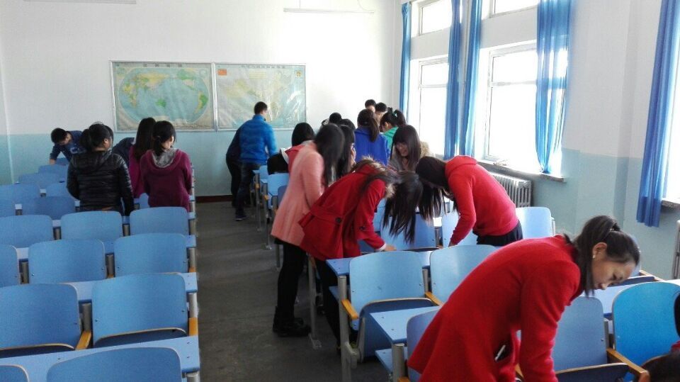 （图）教育科学与技术学院开展学雷锋活动