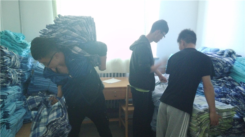 (图)商学院在如月苑宿舍区开展志愿服务活动