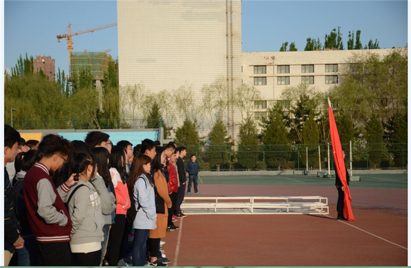 （图）美术学院举行升国旗仪式