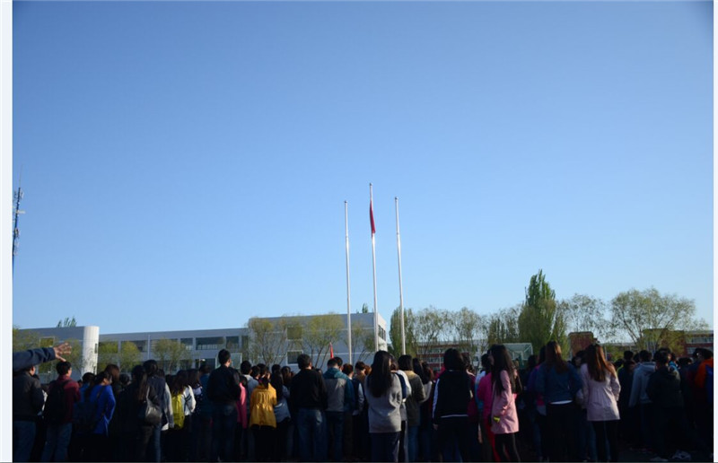（图）美术学院举行升国旗仪式