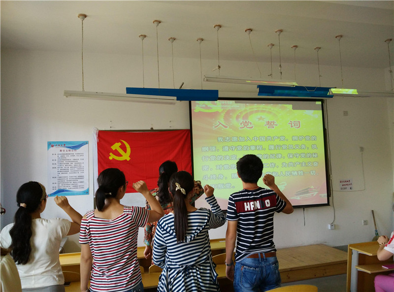 （图）生命科学学院生物工程系学生党支部举行入党宣誓仪式