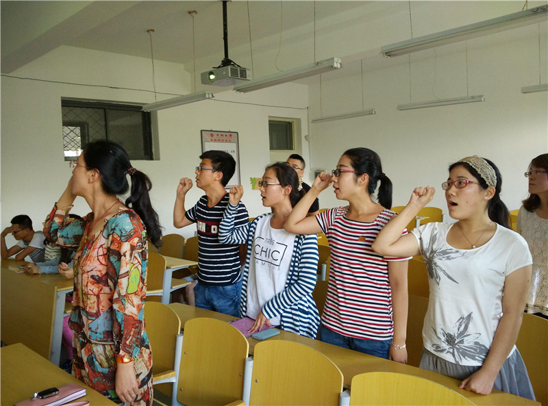（图）生命科学学院生物工程系学生党支部举行入党宣誓仪式
