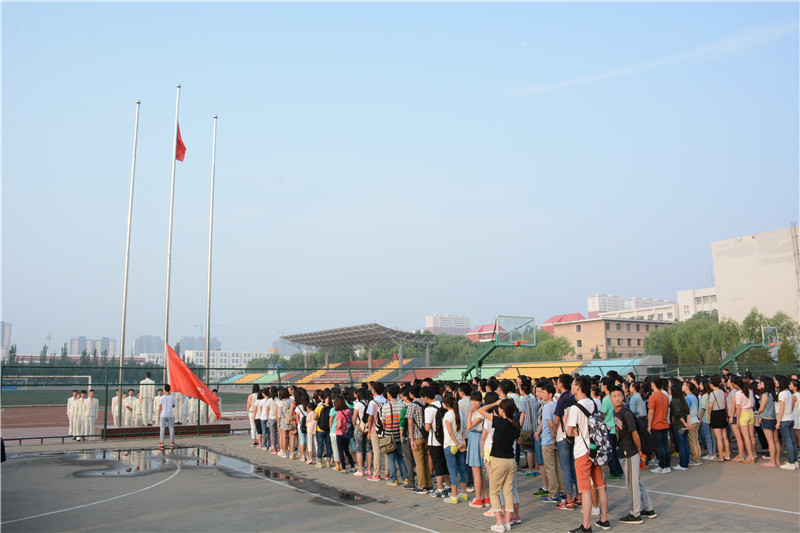（图）商学院举行升国旗仪式