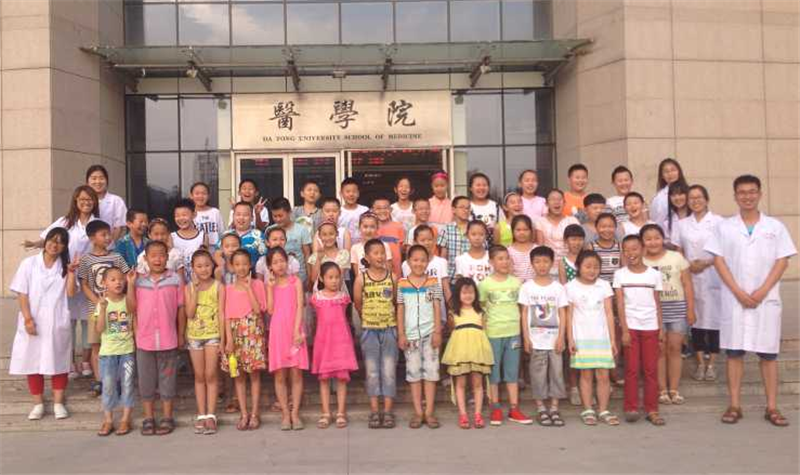 （图）医学院组织小学生参观人体标本陈列室