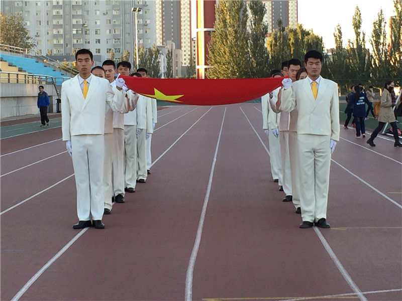 （图）政法学院师生隆重举行升国旗仪式