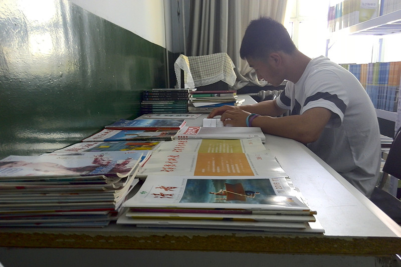 化工学院“爱心书屋”投入使用