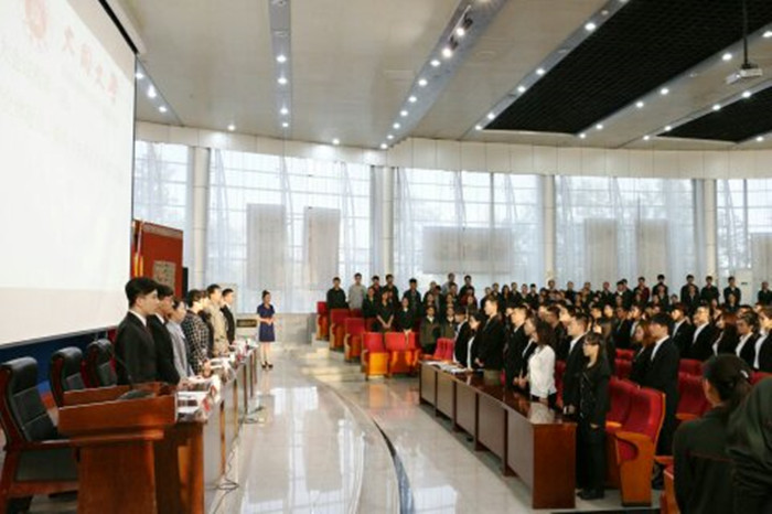 商学院举行第九届学生组织换届大会   
