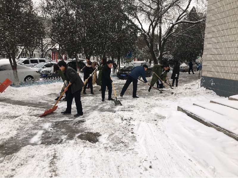 大同大学附属医院领导班子带头扫雪铲冰
