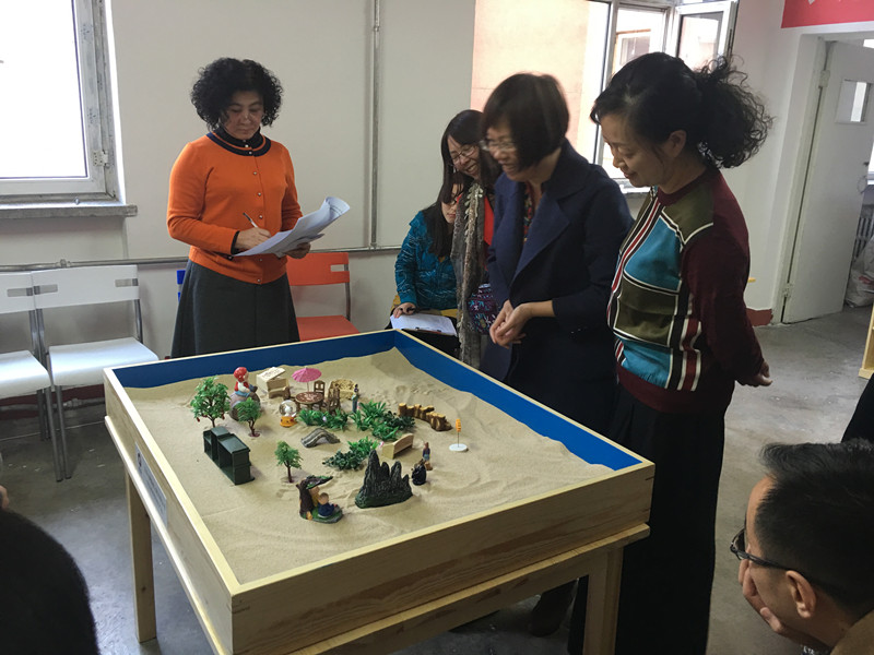 心理健康教育与咨询中心举办团体箱庭体验活动