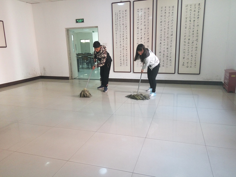 体育学院志愿者践行雷锋精神走进图书馆