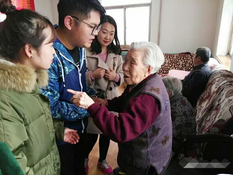 政法学院学生赴东街老年公寓开展敬老活动