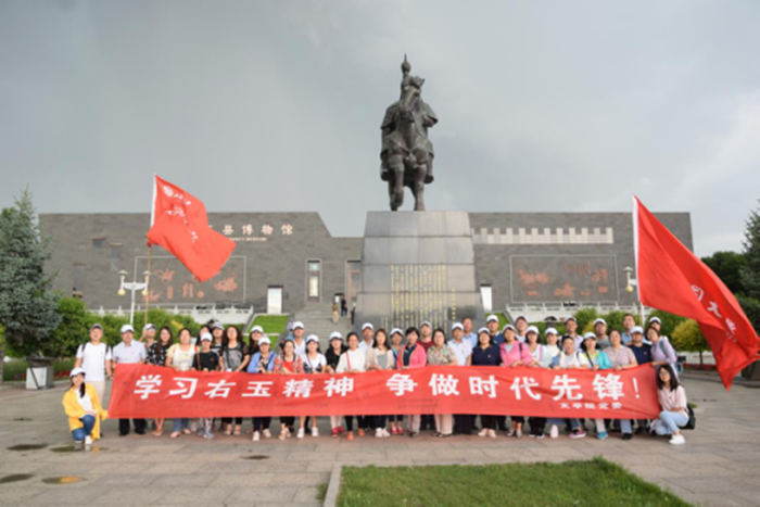文学院开展“学习右玉精神，争做时代先锋”主题党日活动
