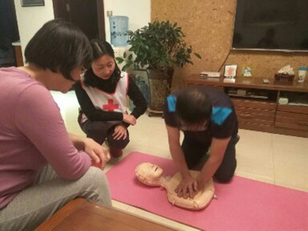 医学院开展“全国心肺复苏普及进亿家 精准健康工程”系列活动