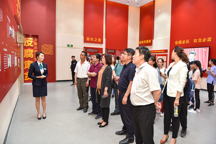 体育学院组织党员领导干部开展主题党日活动