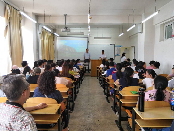 商学院举办学习贯彻全国两会精神专题讲座