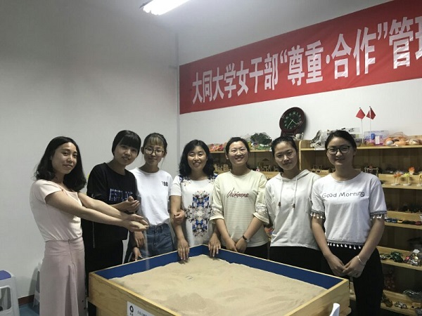 第六届心理健康月系列活动之 “一沙一世界，一爱一和谐”团体箱庭体验活动成功举办