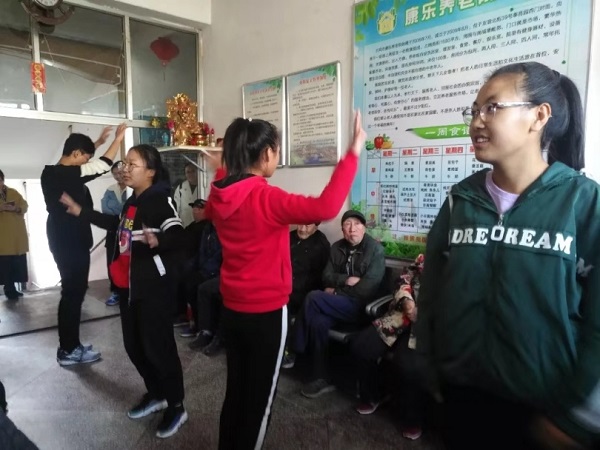 马克思主义学院青年志愿者协会开展敬老活动