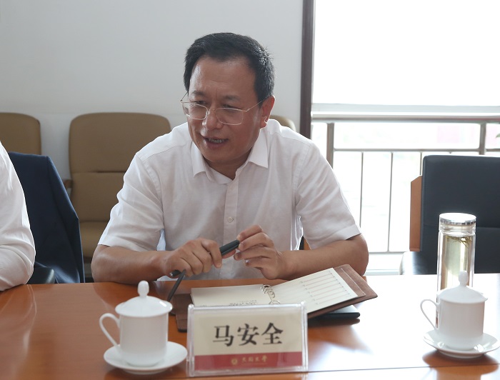 北京大学新结构经济学研究中心主任林毅夫一行莅临我校考察