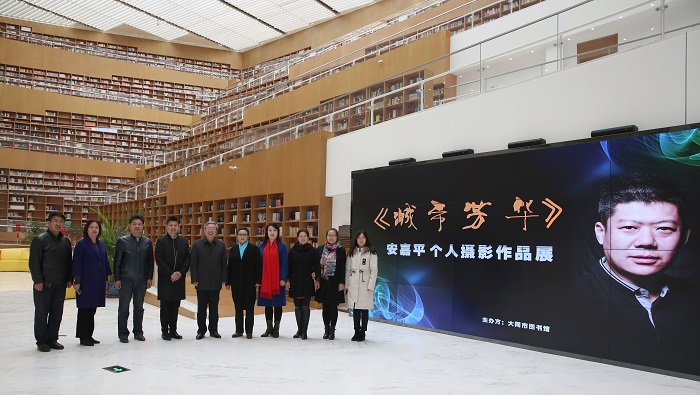 马存根一行观看安嘉平个人摄影展