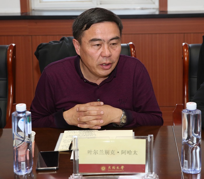 我校召开新疆籍学生思政工作调研座谈会