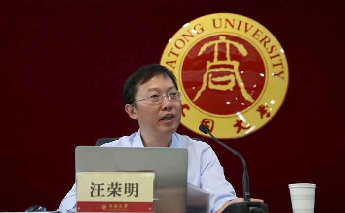 华东师范大学副校长汪荣明围绕“管理重心下移”作精彩讲座