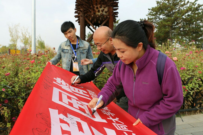 商学院团委举办“秋行文瀛湖，荡漾爱国情”外出实践活动