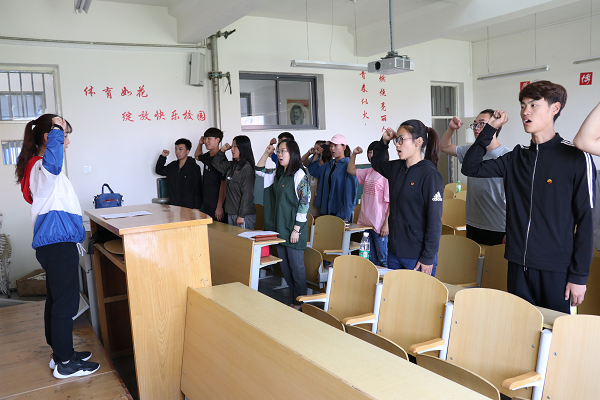 体育学院举行新团员入团仪式