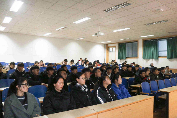 体育学院开展灭火技能培训与消防讲座